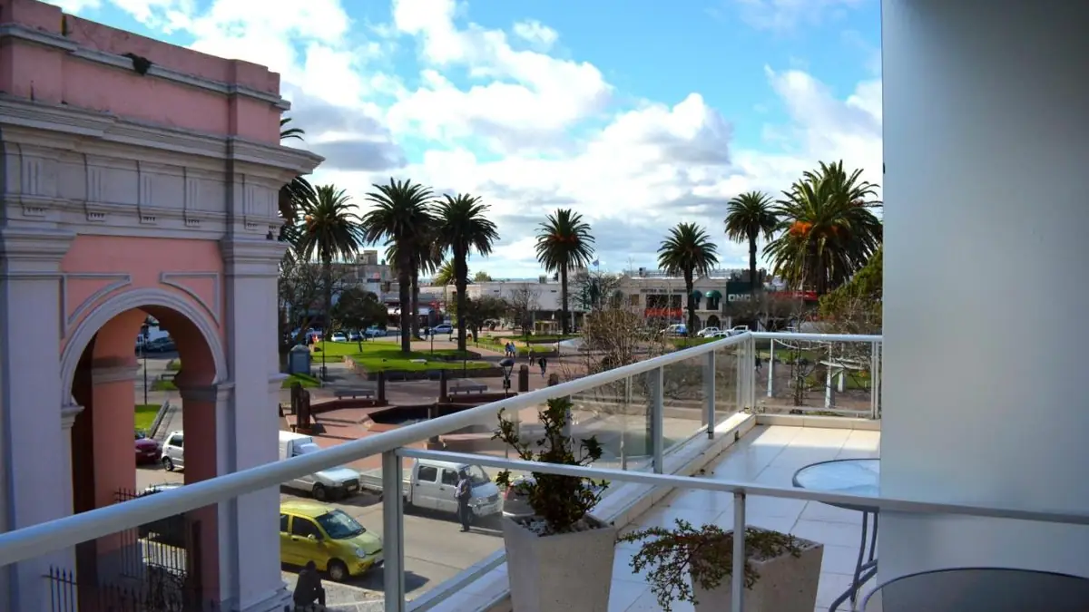 Balcón del De la Plaza Hotel con vista a la Plaza San Fernando de Maldonado