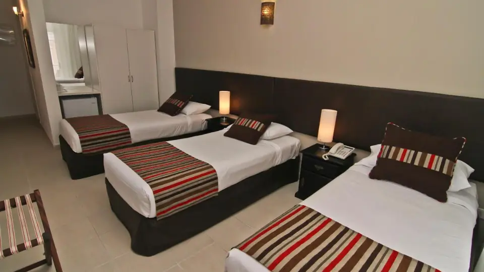 Habitación Triple Estándar del De la Plaza Hotel, Maldonado